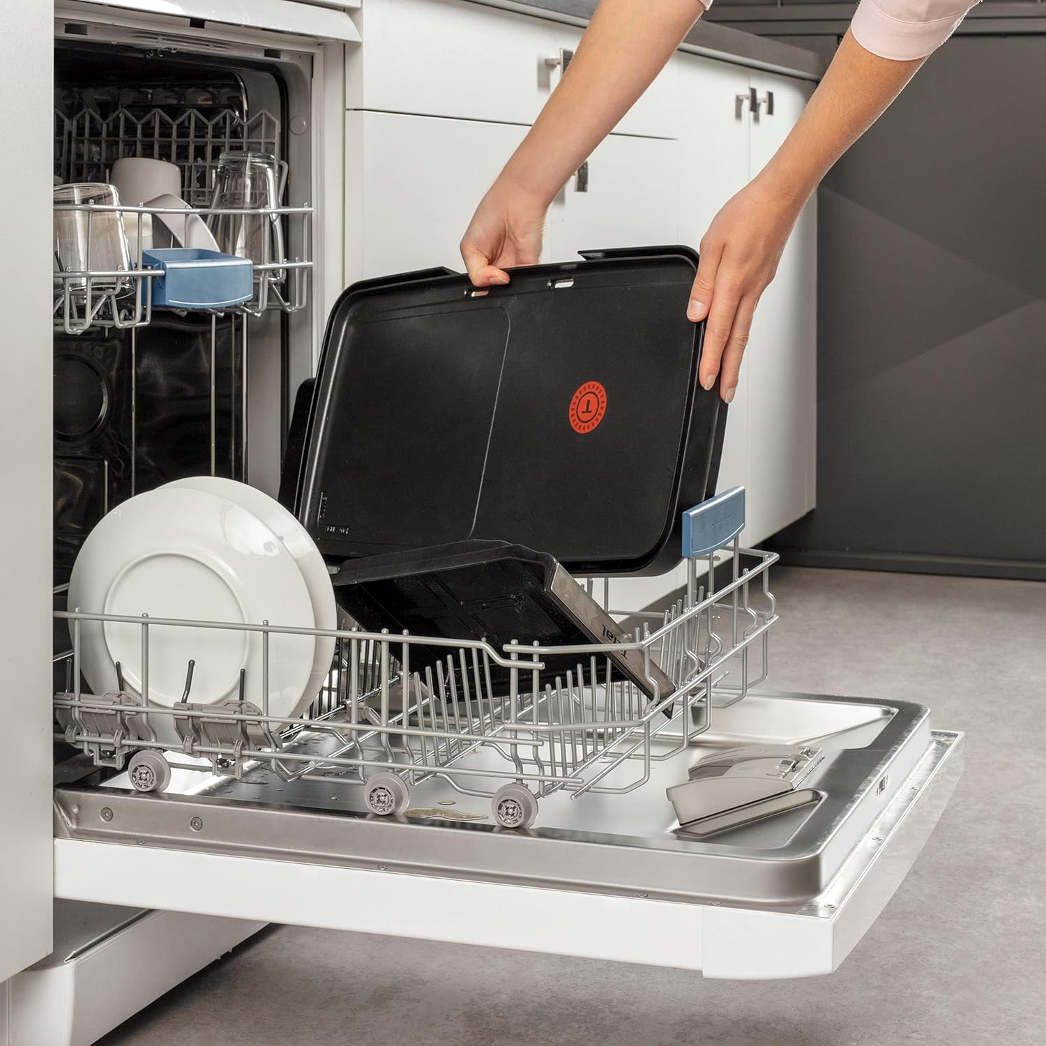 Tefal Maxi Plancha Elektro-Tischgrill CB690D, Extra groß, Antihaft Teppanyaki Platte, Leichte Reinigung, Innen und außen nutzbar, Inkl. abnehmbarem Windschutz + Spatel, 2300W, Schwarz/Silber