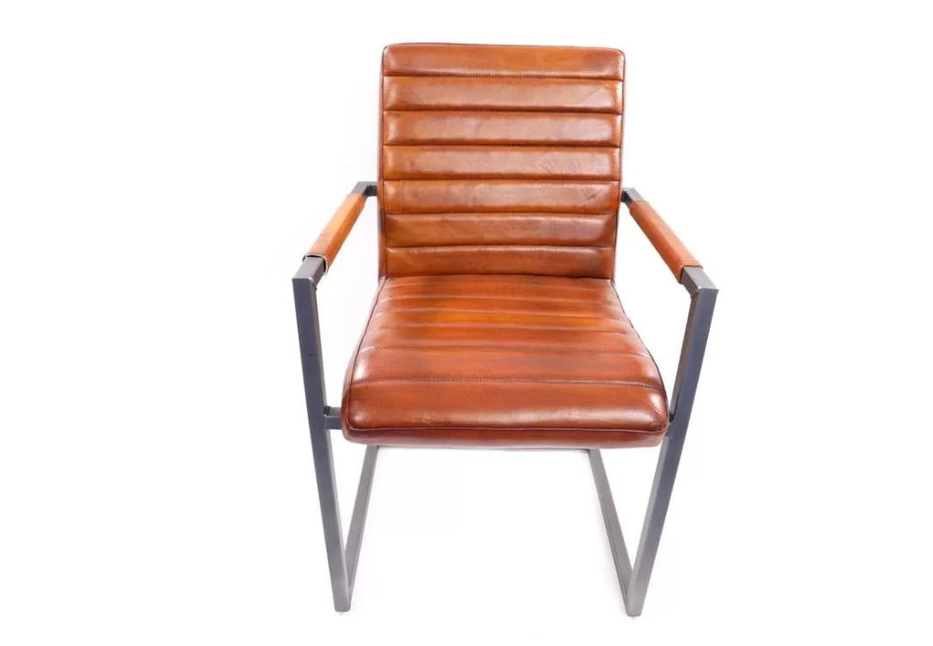 Sedia da pranzo della serie Carlo in pelle di bufalo color cognac - struttura squadrata con braccioli