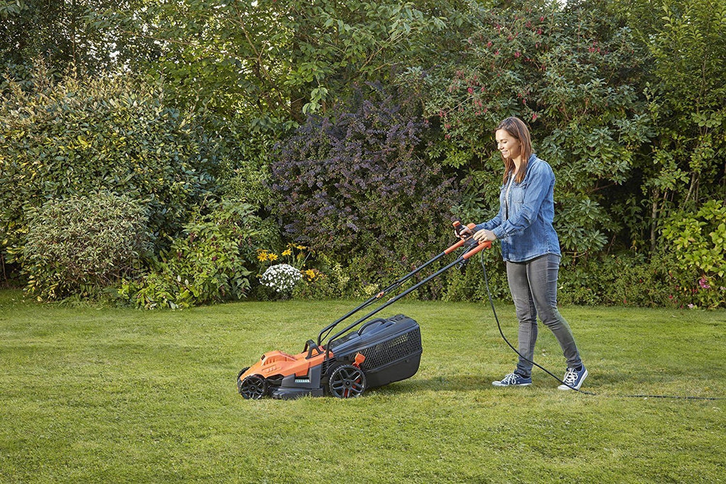 Black+Decker Tagliaerba Elettrico con Impugnatura a Manubrio BEMW461BH (1.400W, Larghezza di Taglio 34cm, 6 Altezze di Taglio, Cesto di Raccolta da 40l, Ideale per Giardini di Medie Dimensioni)