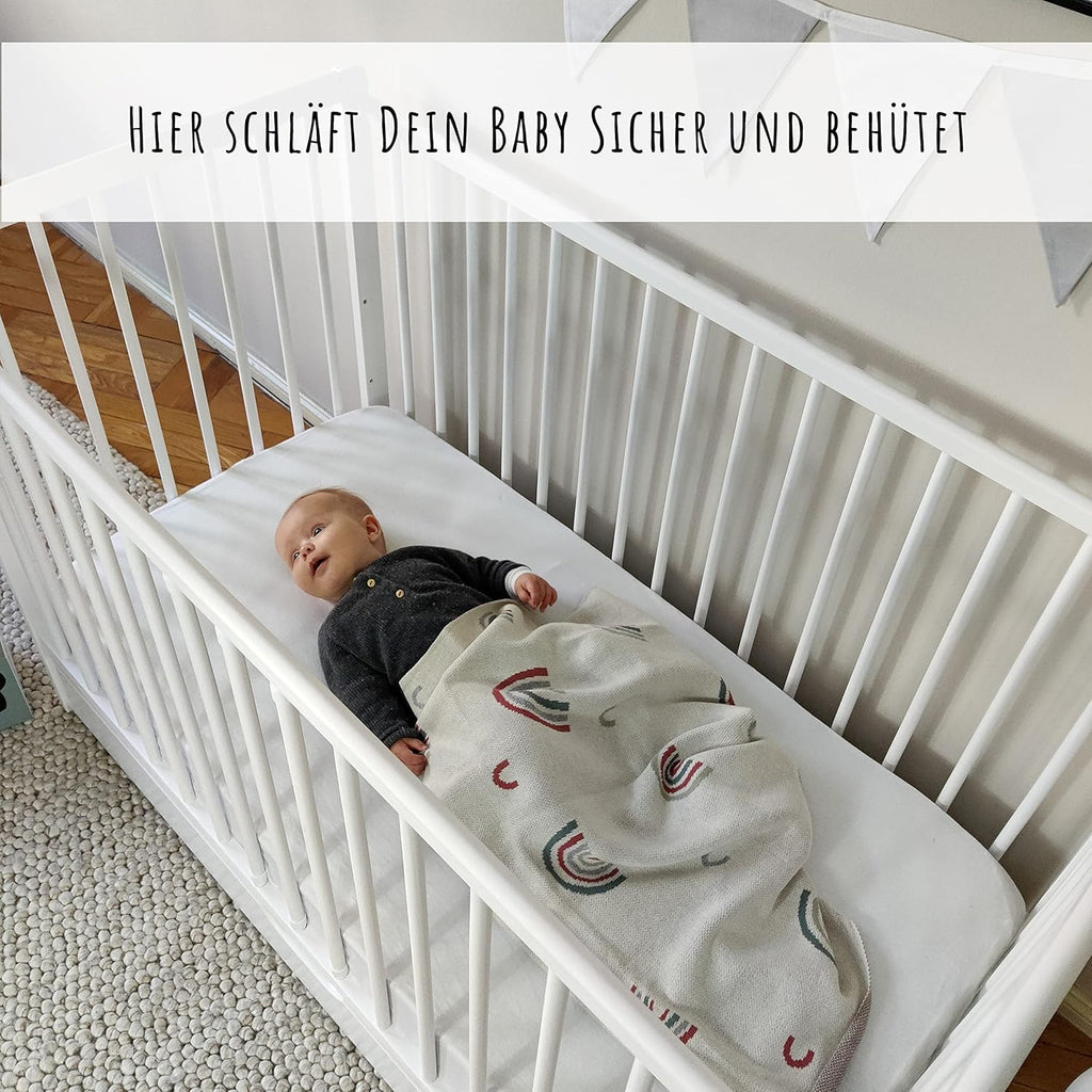 Kids Collective Babybett mit Schublade Kinderbett Gitterbett 60x120 höhenverstellbar & herausnehmbare Sprossen optional mit Matratze | Weiss sehr stabil Made in Europe
