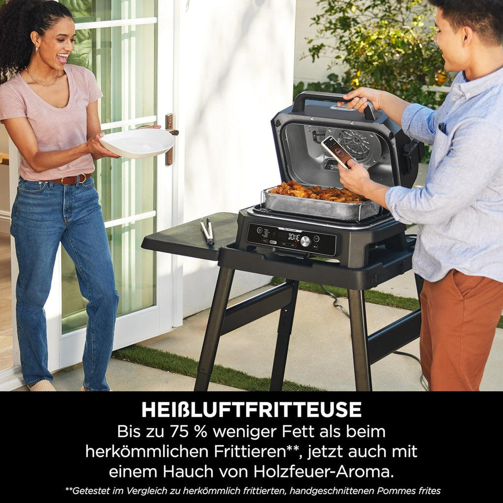 Ninja Woodfire BBQ elettrico e affumicatore e friggitrice ad aria, grill da esterno 7 in 1, friggitrice ad aria, affumicatore, arrostitore, forno e altro ancora, resistente alle intemperie, antiaderente, portatile, elettrico, grigio/nero OG701EU