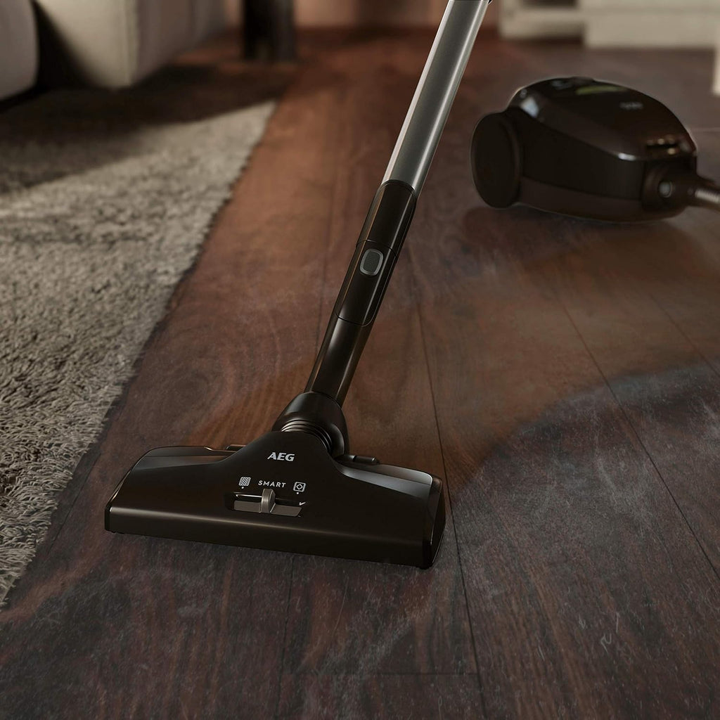 AEG VX82-1-KO Aspirapolvere / 75% materiale riciclato / regolazione automatica della potenza di aspirazione / estremamente silenzioso anche su tappeti / raccoglie particelle grandi + piccole / cavo lungo / 600W / nero