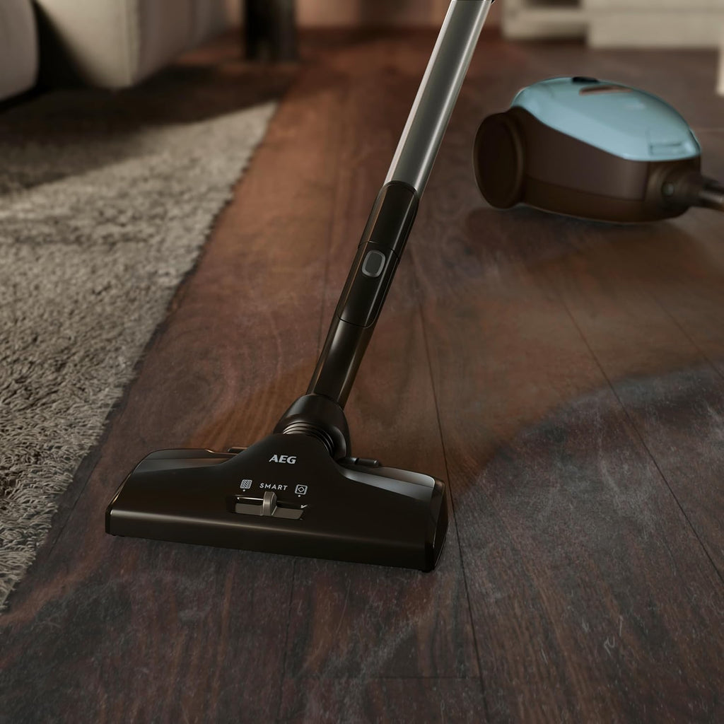 AEG VX82-1-KO Aspirapolvere / 75% materiale riciclato / regolazione automatica della potenza di aspirazione / estremamente silenzioso anche su tappeti / raccoglie particelle grandi + piccole / cavo lungo / 600W / nero