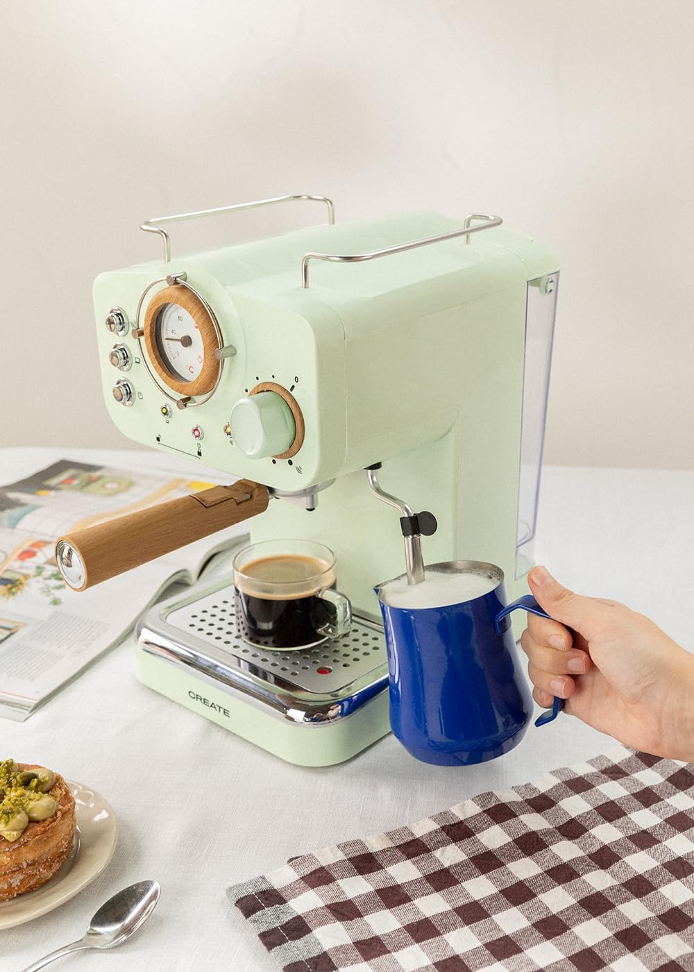 CREATE / THERA RETRO/Macchina da caffè espresso semiautomatica Rosa Pastello Opaco e Legno / Pompa a pressione 20bar, 1100W, Serbatoio acqua 1.25L, per caffè macinato, cialde ESE 55mm, con vaporizzatore, 1100W