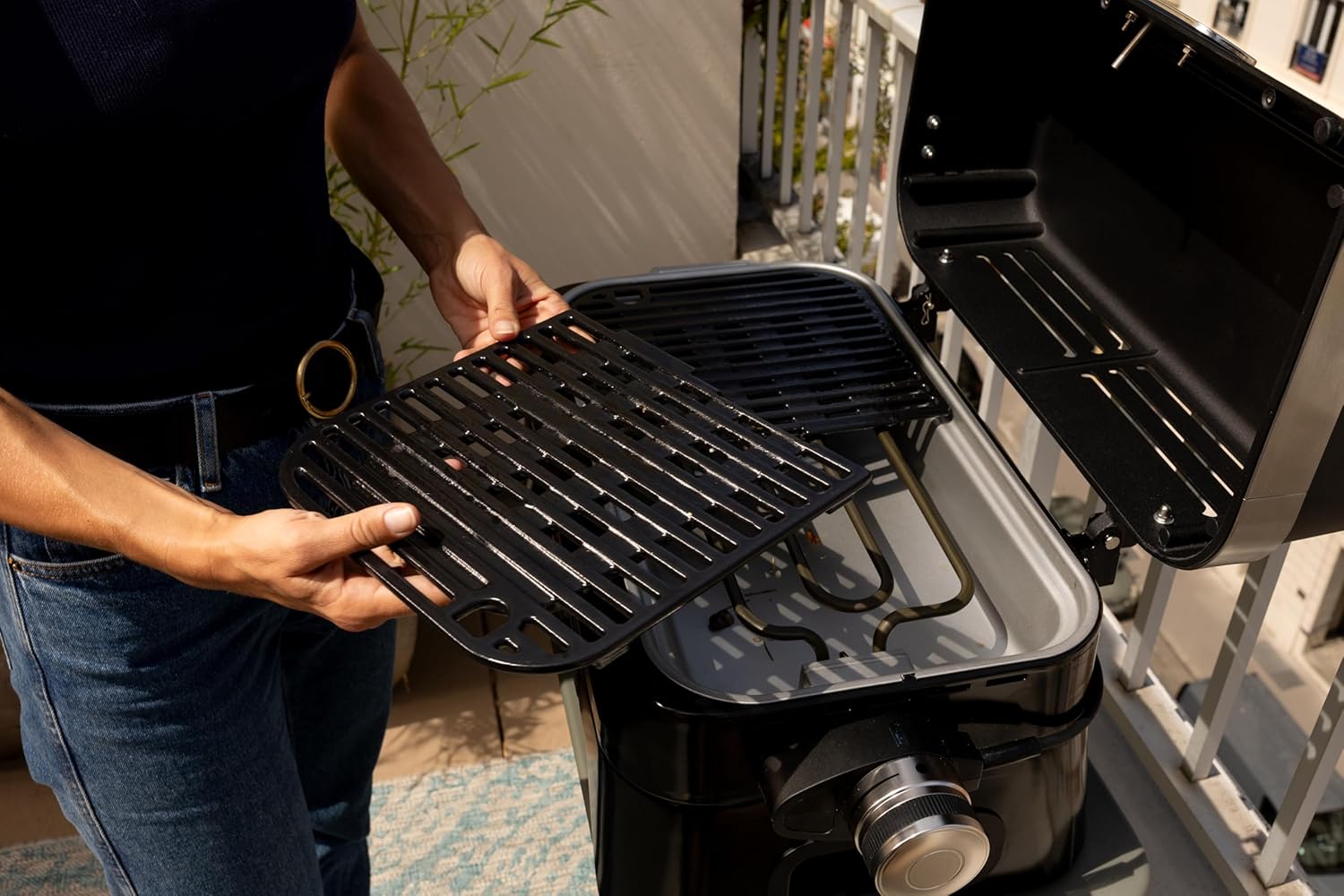 Campingaz Grill Attitude2go, grill a gas ed elettrico, grill da tavolo, grill portatile da balcone/campeggio, con coperchio, termometro e griglia in ghisa, funzionamento a gas o elettrico