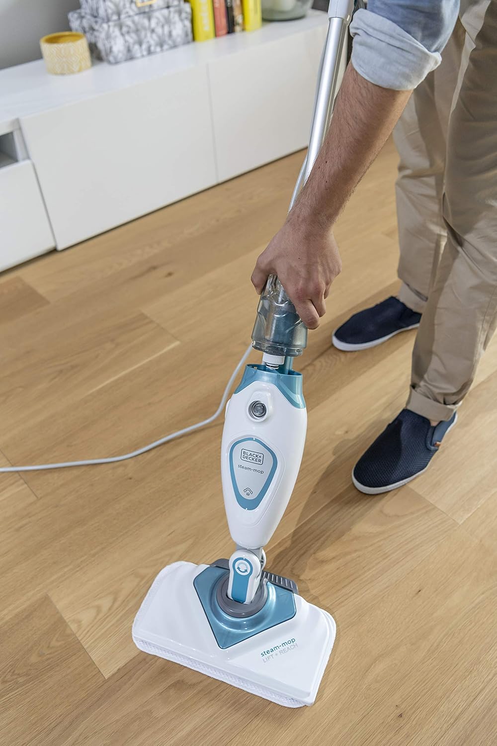 Black+Decker Scopa a vapore Steam-Mop Basic FSM1615 (1300W, pulitore a vapore per un'igiene profonda, serbatoio dell'acqua rimovibile, testina pulente orientabile a 180°, include 2 panni in microfibra)