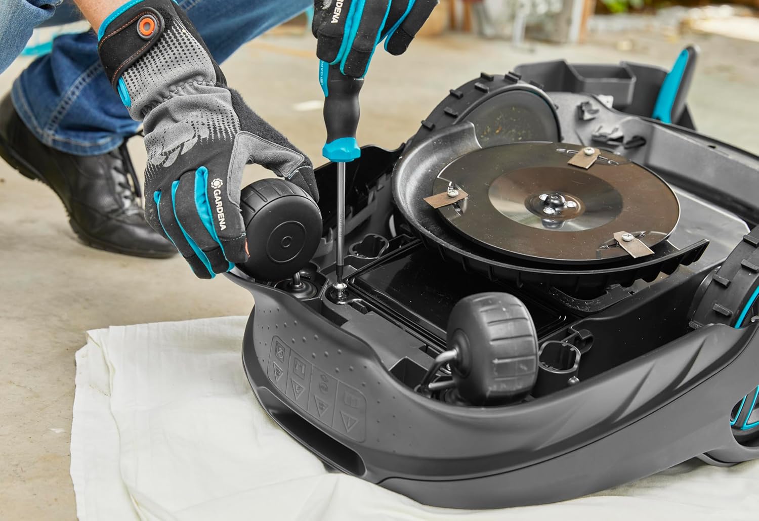 Gardena Original Garage per Robot rasaerba: Garage per tosaerba, protezione ottimale da sole e pioggia per robot rasaerba e stazione di ricarica (15020-20)
