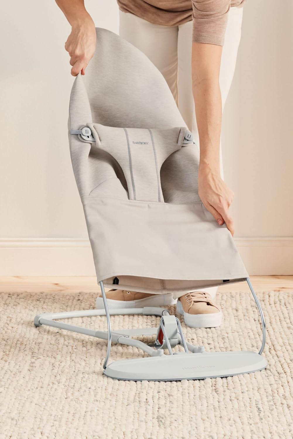 BabyBjörn Sdraietta Bliss, Tessuto, Trapuntatura petalo, Grigio Sabbia