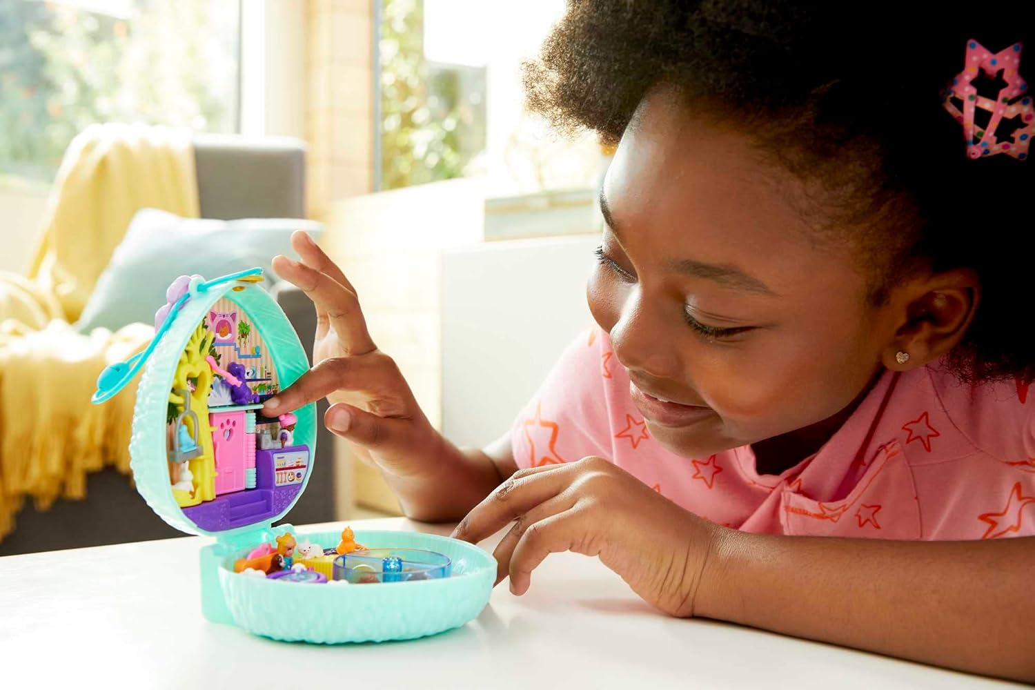 Polly Pocket GTN15 - Valigetta Caffetteria Riccio con Design Caffè e Animali, Mini Bambola Polly e HCG16 - Acquario Lontre, Tema Acquario con Micro Bambole Polly e Nicolas, 5 Sorprese e 12 Accessori