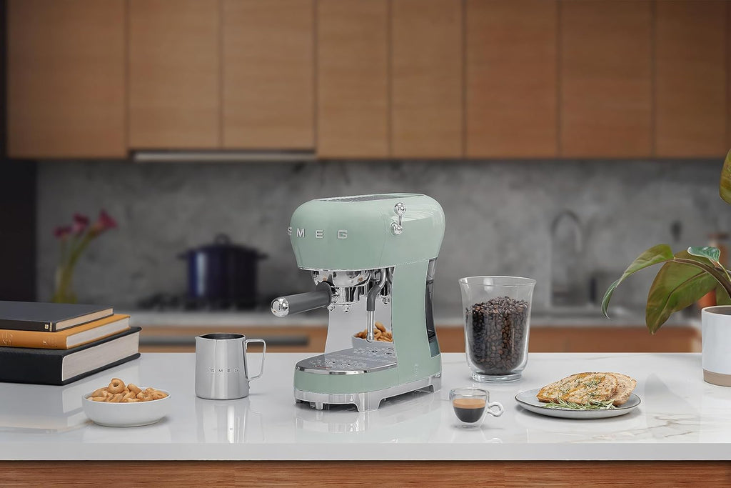 Smeg, ECF01WHEU Macchina da Caffè Espresso Manuale, Sistema Cappuccino, Thermoblock, Alloggiamento Tazze Grandi e Funzione Doppio Caffè, Serbatoio Acqua 1 l, Dimensioni Compatte, 1350W, Bianco