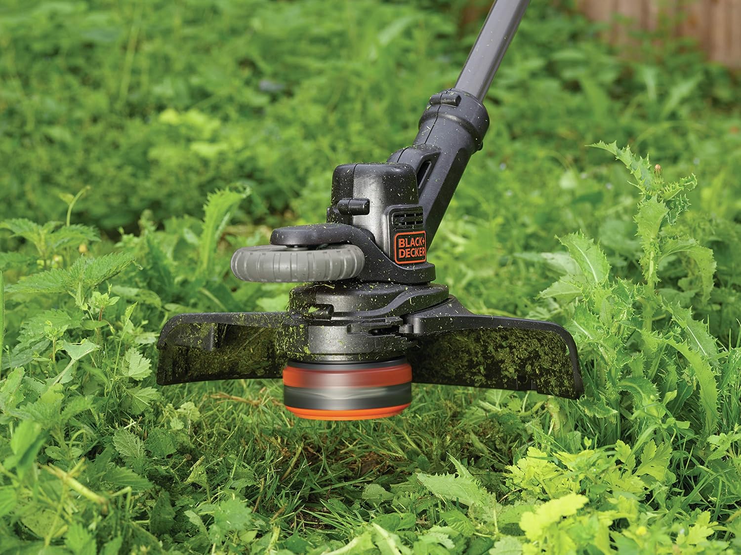 BLACK+DECKER Rasentrimmer mit Akku und Ladegerät Rasenkantenschneider Freischneider mit Fadenverlängerung auf Knopfdruck (18V 2,0Ah, 28 cm Schnittbreite) STC1820EPC