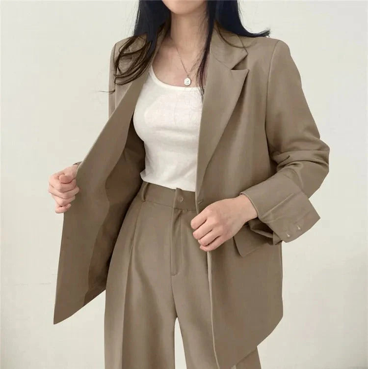 Complesso blazer e pantaloni a sigaretta monocromatico da donna