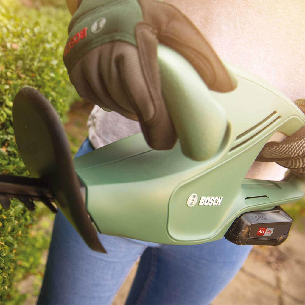 Bosch Akku Heckenschere EasyHedgeCut 18-45 (2 Akkus 2,0 Ah, 18-Volt-System, Messerlänge 45 cm, im Karton)