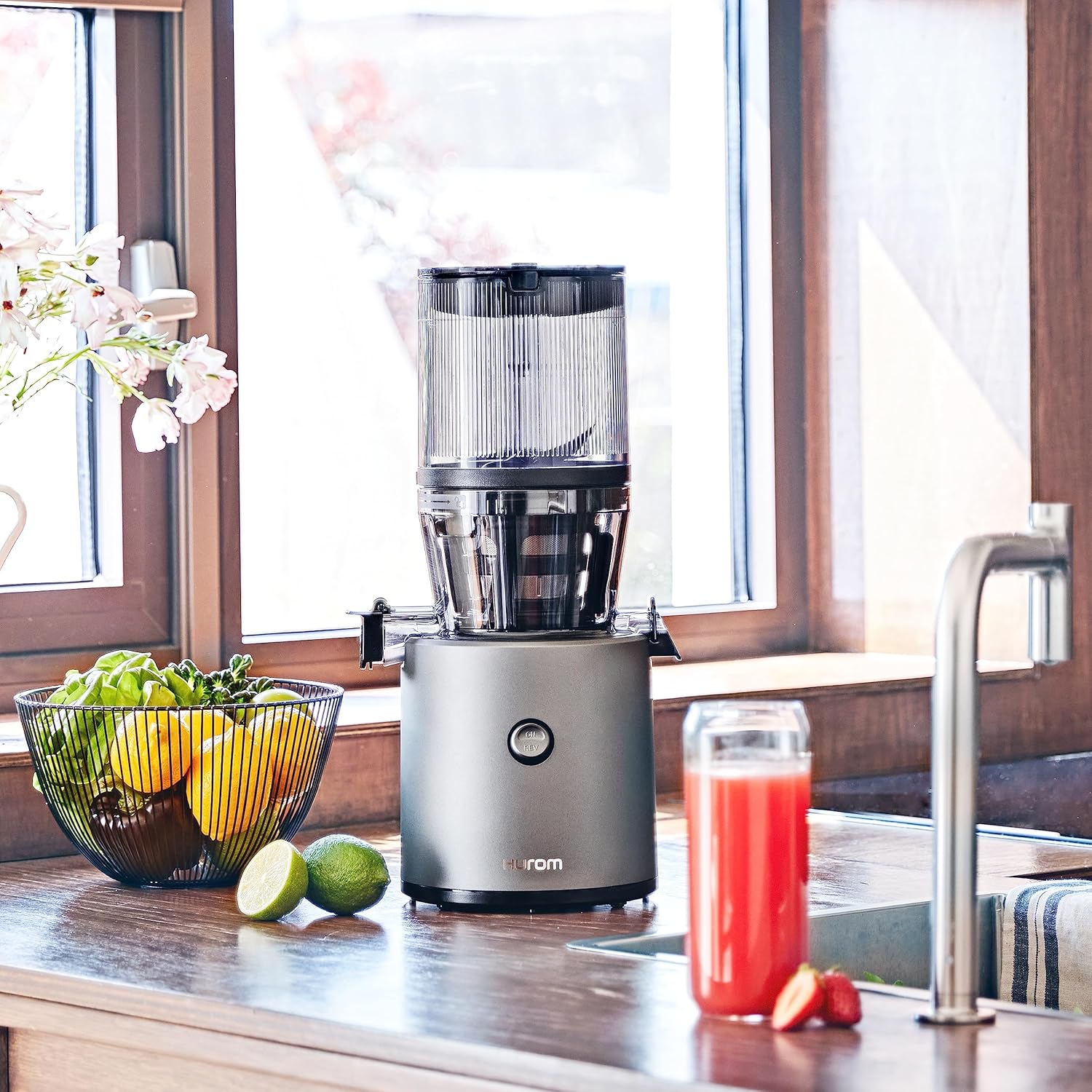 HUROM | Estrattore di succo per frutta e verdura | Slow Juicer | H320N | Spremiagrumi elettrico a freddo | Motore silenzioso | Facile da pulire | Con caraffa grande e filtro a setaccio da 2L | 200 Watt | Senza BPA | Nero