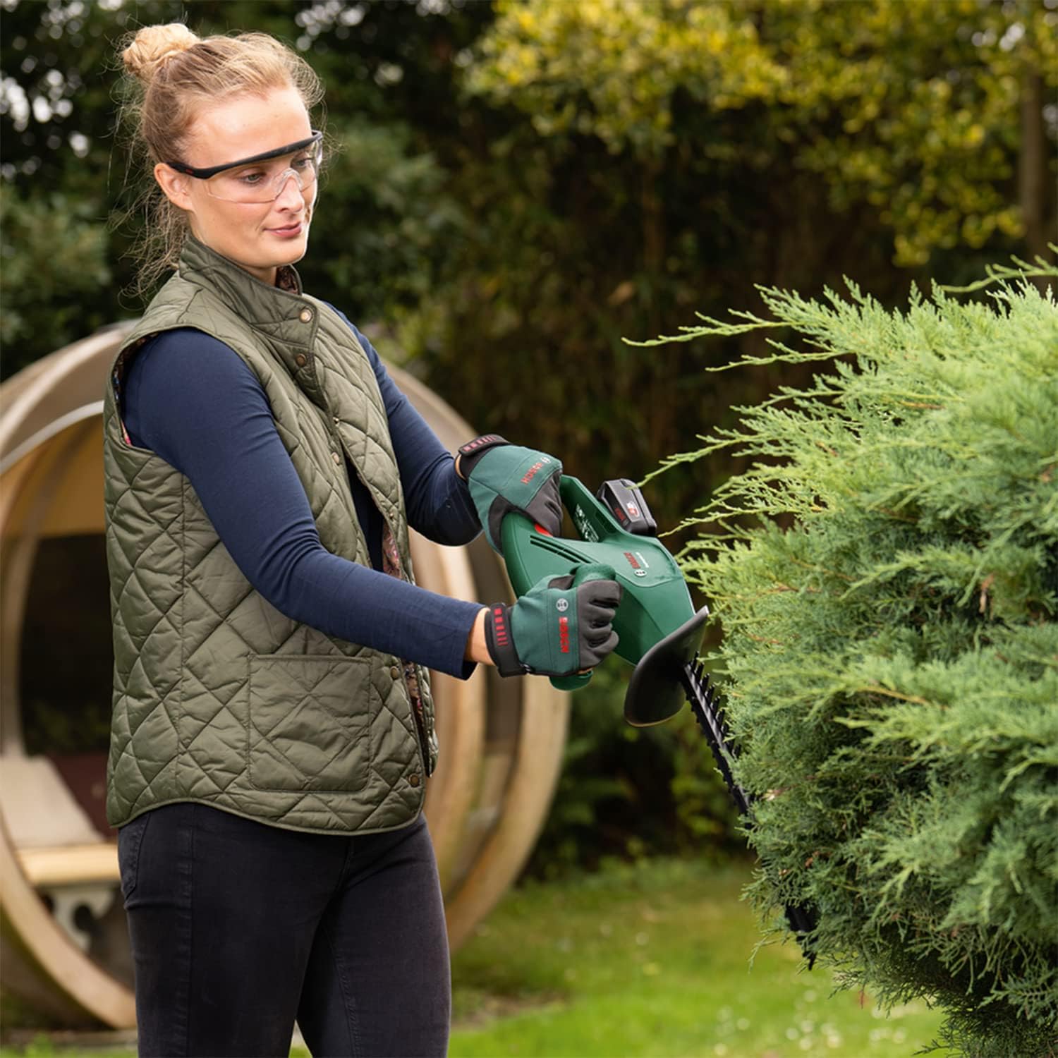 Bosch Akku Heckenschere EasyHedgeCut 18-45 (2 Akkus 2,0 Ah, 18-Volt-System, Messerlänge 45 cm, im Karton)