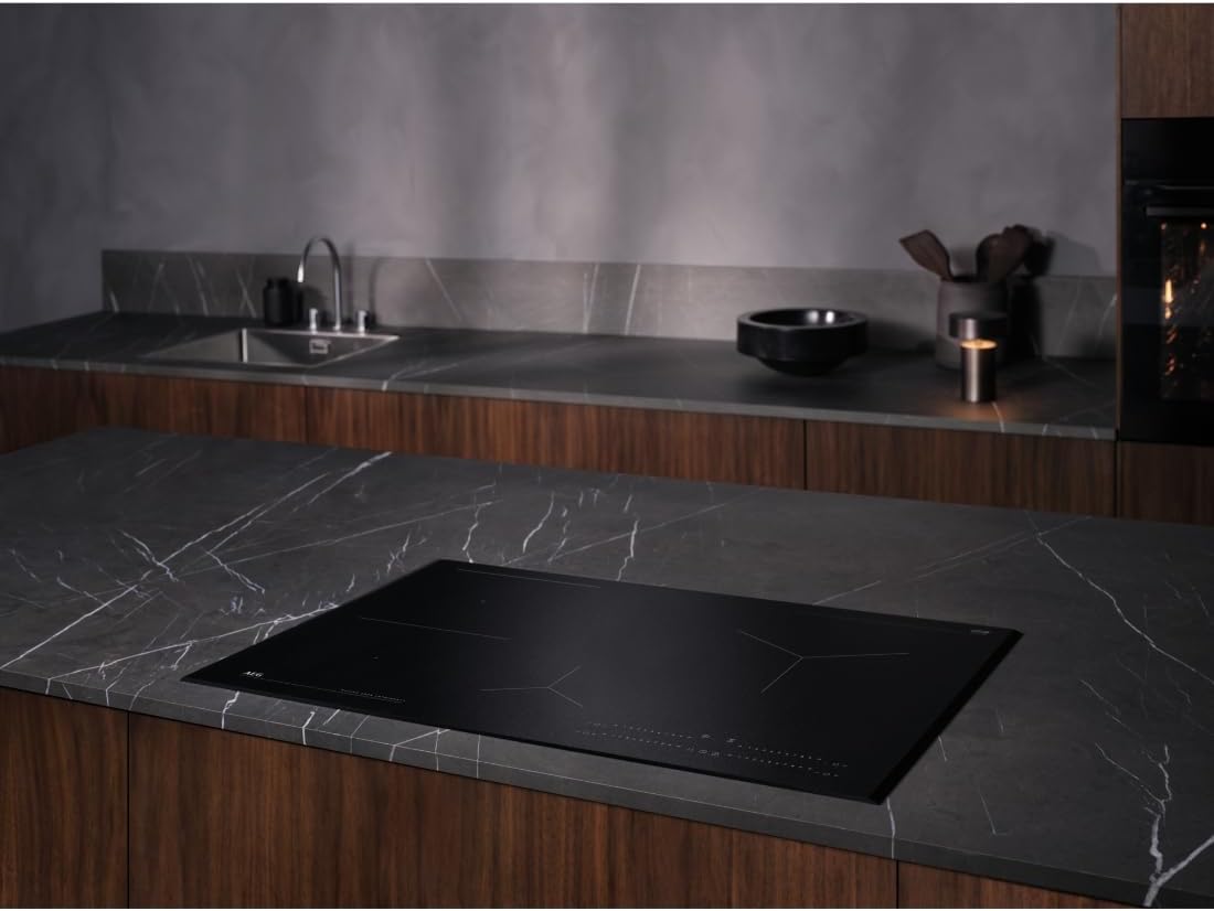 AEG piano cottura a induzione autonomo 80cm con cappa integrata / Prodotto in Germania / 4 zone cottura Flexi con funzione Bridge (combinazione di 2 zone) / Funzione automatica della cappa / Filtro a carbone attivo / COLI84COXB