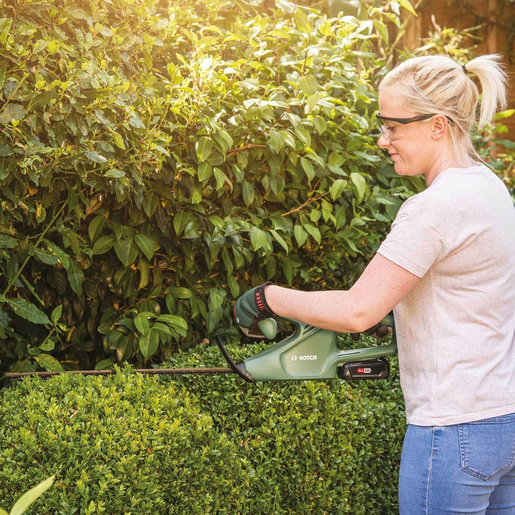 Bosch Akku Heckenschere EasyHedgeCut 18-45 (2 Akkus 2,0 Ah, 18-Volt-System, Messerlänge 45 cm, im Karton)