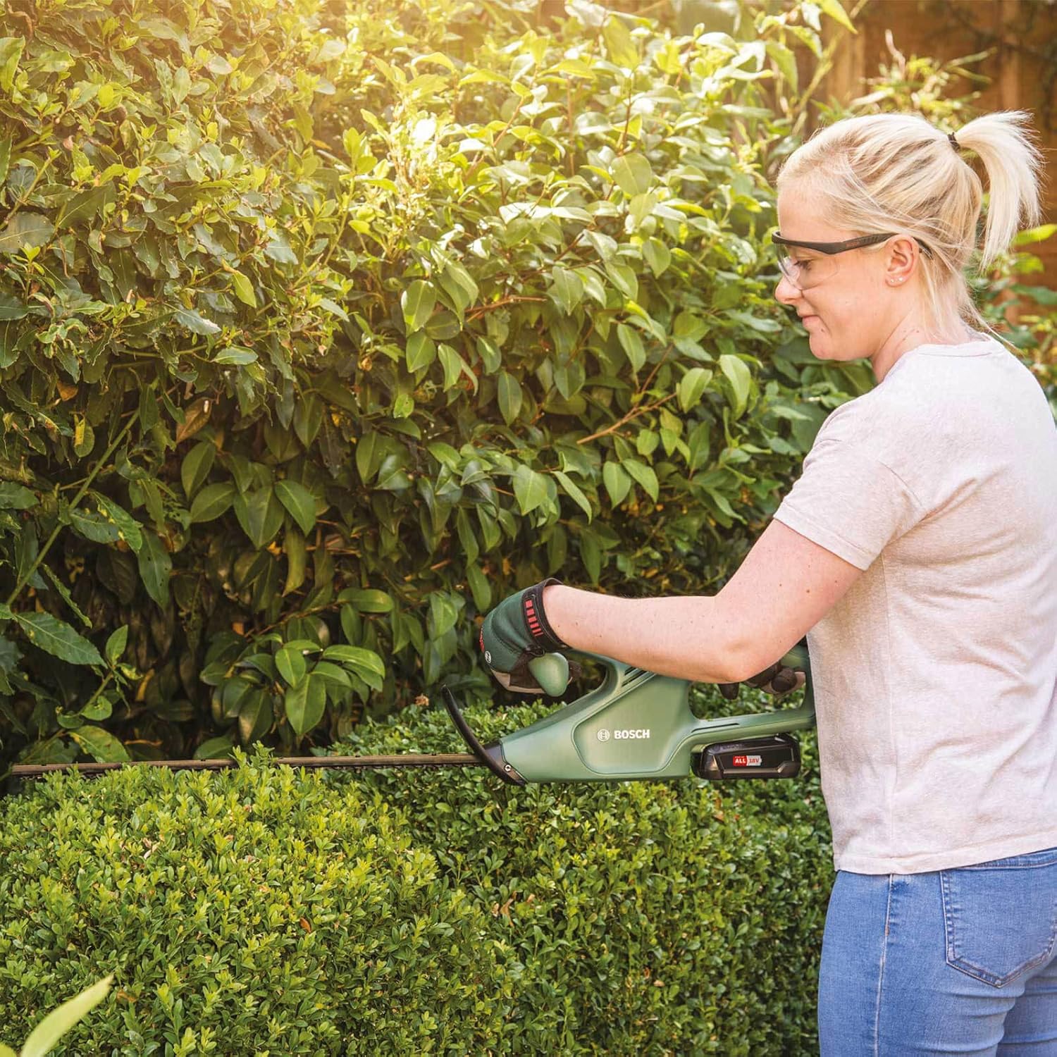 Bosch Akku Heckenschere EasyHedgeCut 18-45 (2 Akkus 2,0 Ah, 18-Volt-System, Messerlänge 45 cm, im Karton)