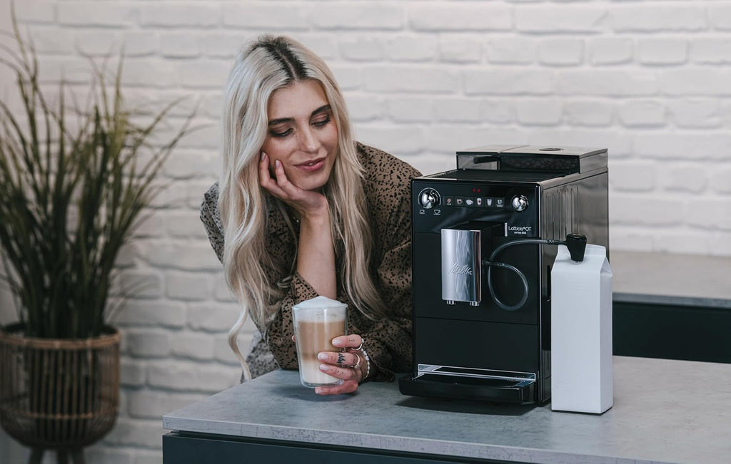 Melitta Latticia OT - Macchina da caffè automatica con sistema latte, Macchina da caffè con macinino per caffè o cappuccino, ad esempio, argento/nero