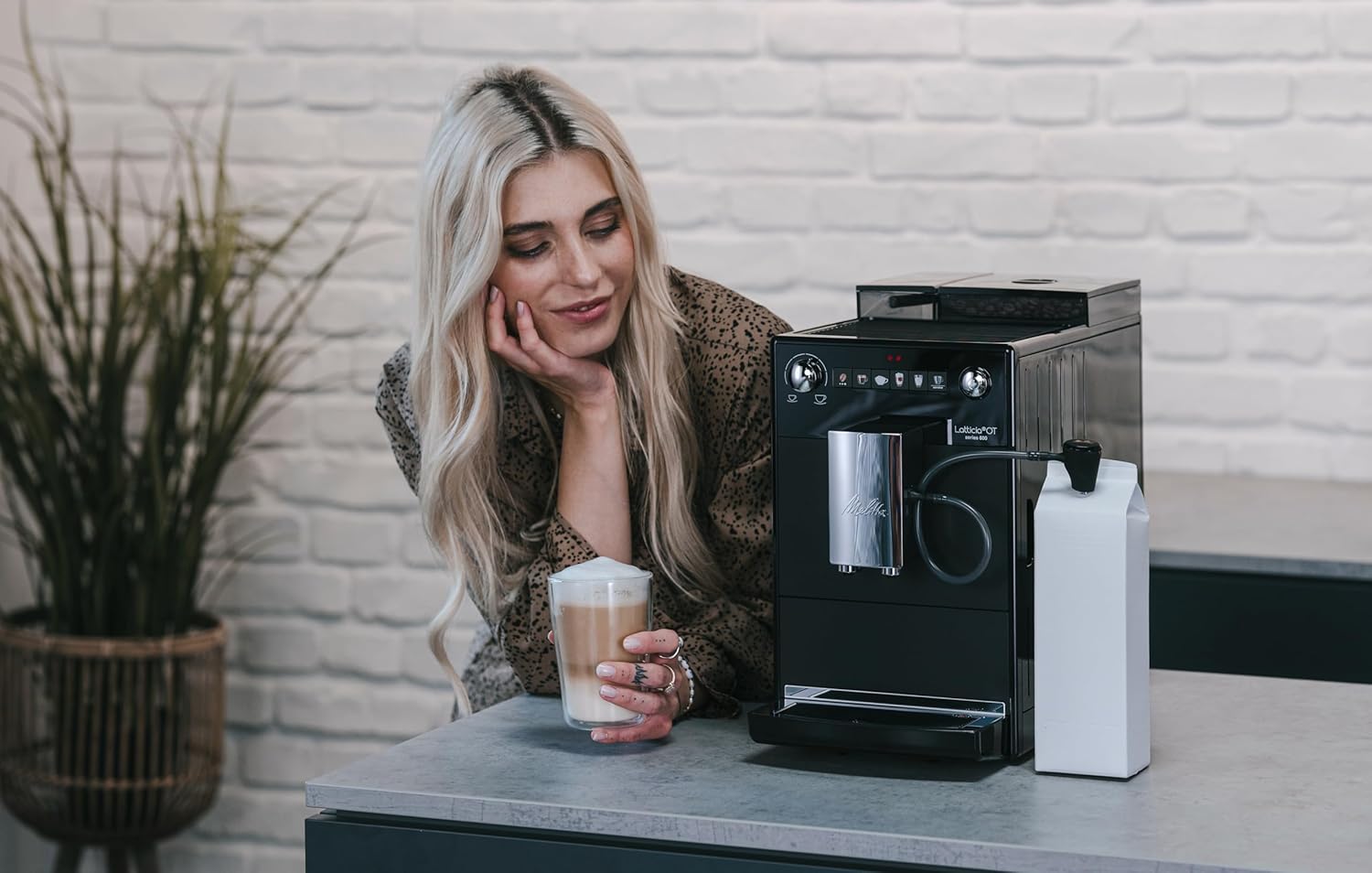 Melitta Latticia OT - Macchina da caffè automatica con sistema latte, Macchina da caffè con macinino per caffè o cappuccino, ad esempio, argento/nero
