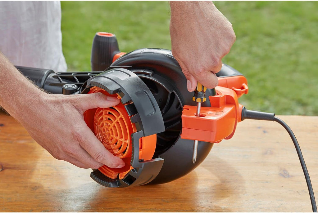 Black+Decker Aspiratore/Soffiatore Elettrico 3-in-1 BEBLV301 (3.000 Watt, con trituratore + rastrello raccogli foglie attaccabile, zaino raccogli foglie da 72l – elevata velocità di soffiaggio e potenza di aspirazione regolabile)