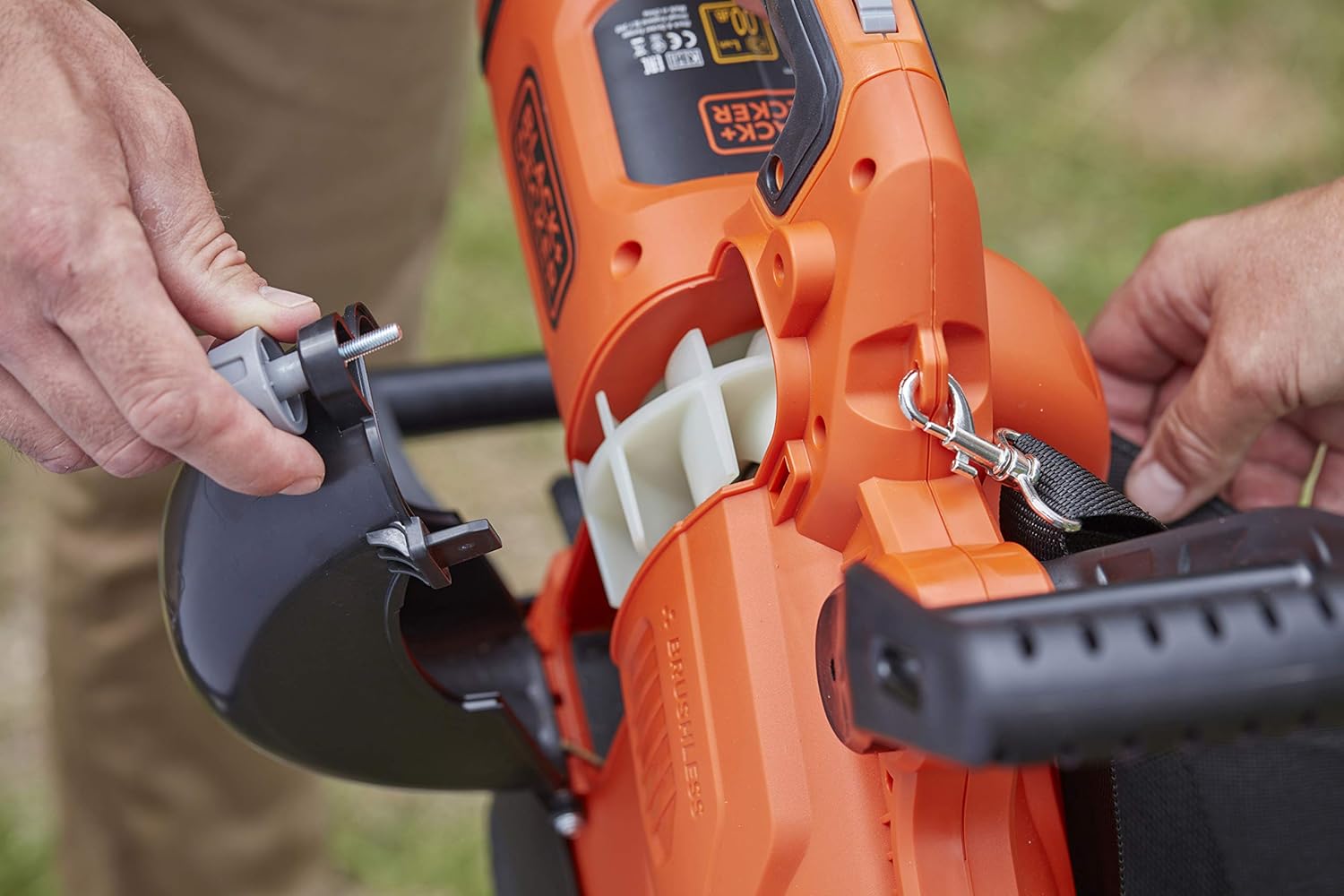BLACK+DECKER Lausbauger Akku Laubbläser Akku mit Häcksler BCBLV3625L1 (45l Fangsack, bürstenloser Motor, 210 km/h Luftgeschwindigkeit und hohe Saugleistung – 36V, inkl. Akku und Ladegerät)