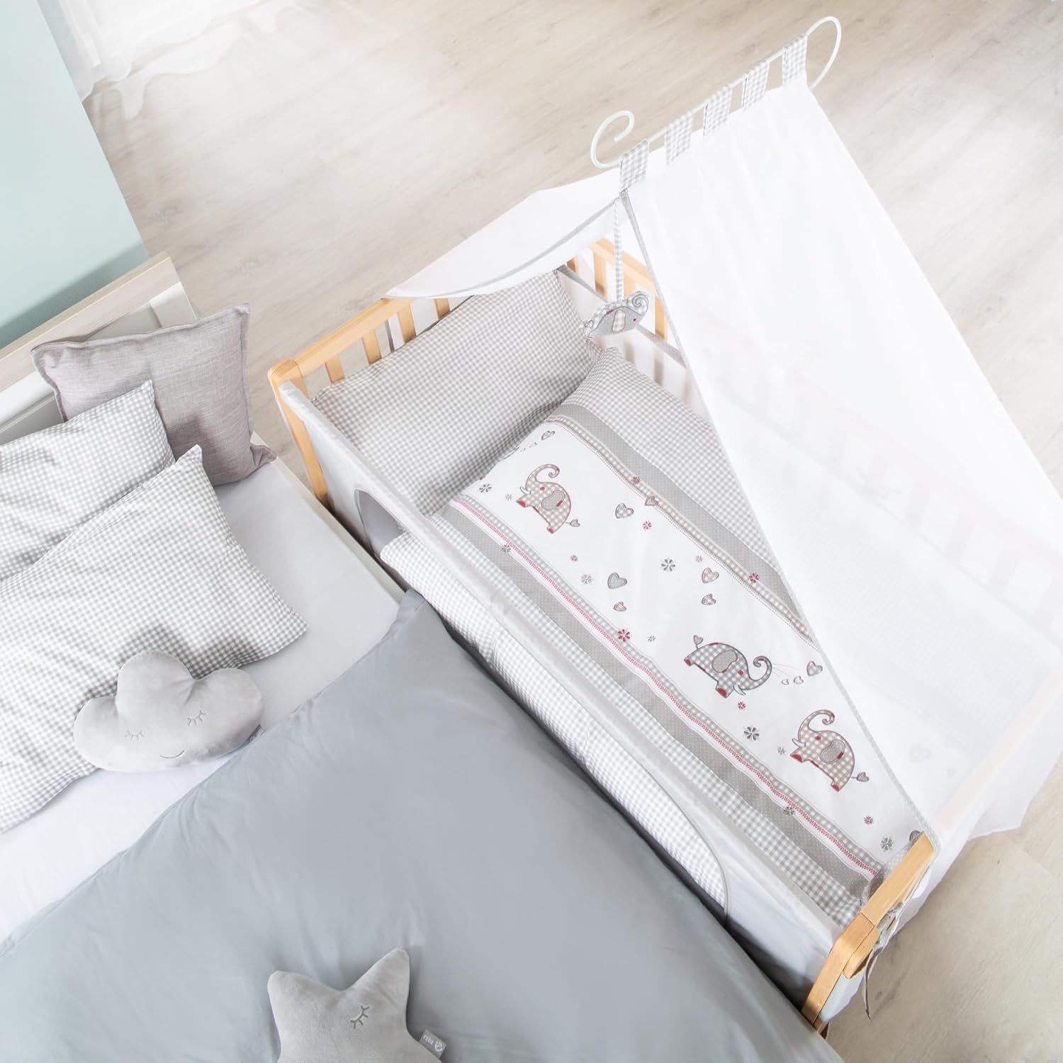 roba Beistellbett 60 x 120 cm - Adam & Eule Room Bed - Babybett zum Anstellen an Elternbett - Inklusive Matratze, Bettwäsche, Himmel - Mobil & Höhenverstellbar - Holz weiß