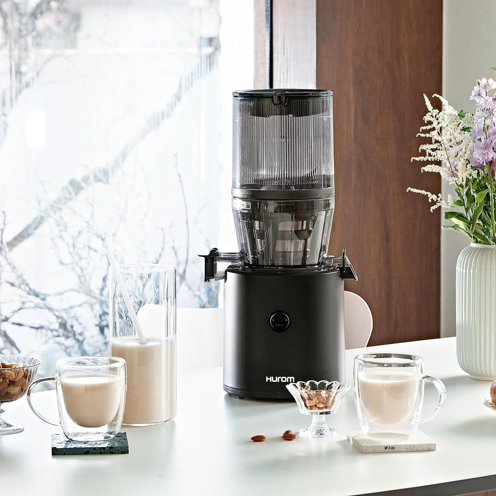 HUROM | Estrattore di succo per frutta e verdura | Slow Juicer | H320N | Spremiagrumi elettrico a freddo | Motore silenzioso | Facile da pulire | Con caraffa grande e filtro a setaccio da 2L | 200 Watt | Senza BPA | Nero