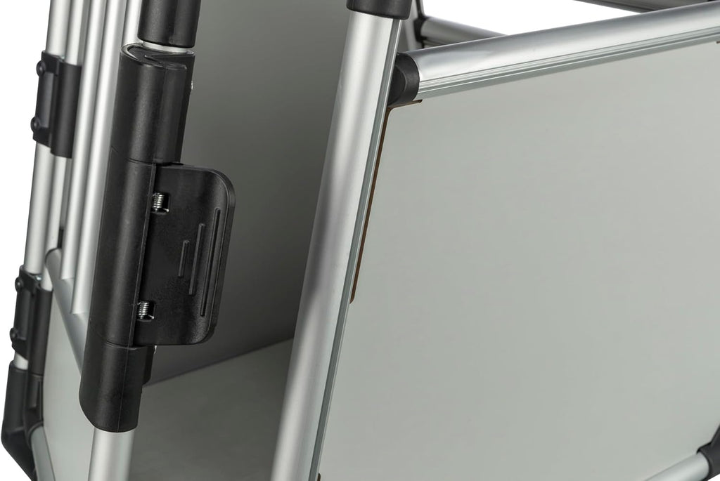 TRIXIE Hunde-Transportbox Aluminium in silber – M: 55 × 62 × 73 cm, stabile und geräuscharme Hundebox mit abgeschrägten Seiten, Sicherheitsverschluss & rutschfester Liegematte – 39342