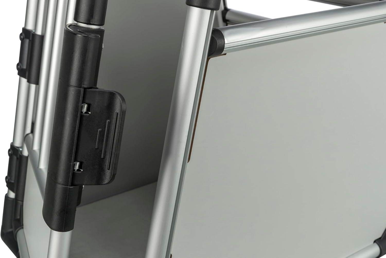 TRIXIE Hunde-Transportbox Aluminium in silber – M: 55 × 62 × 73 cm, stabile und geräuscharme Hundebox mit abgeschrägten Seiten, Sicherheitsverschluss & rutschfester Liegematte – 39342