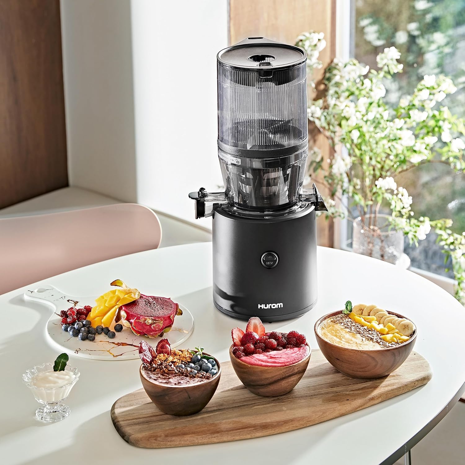 HUROM | Estrattore di succo per frutta e verdura | Slow Juicer | H320N | Spremiagrumi elettrico a freddo | Motore silenzioso | Facile da pulire | Con caraffa grande e filtro a setaccio da 2L | 200 Watt | Senza BPA | Nero