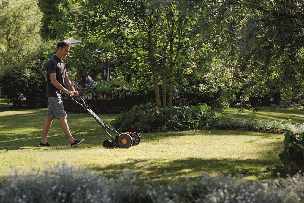 Fiskars Spindelmher, Rasenmher mit berührungslosem Schneidesystem, Schnittbreite: 43 cm, StaySharp Plus, Schwarz/Orange/Silber, 1015649