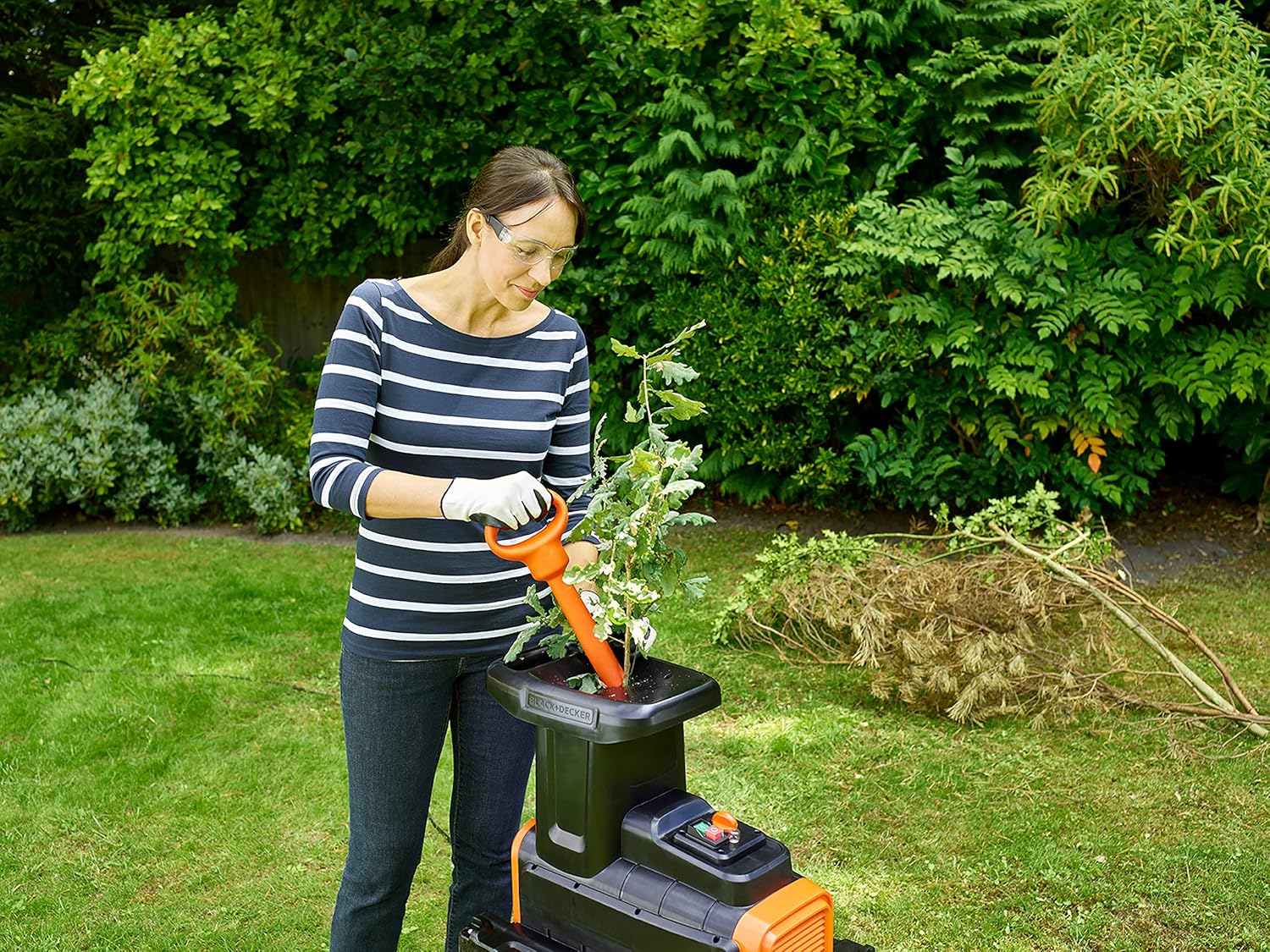Black+Decker 2.800 Watt Elektro-Leisehäcksler (zur schnellen Zerkleinerung von Zweigen und Ästen bis 45 mm, 45l Auffangbehälter, Vorwärts-/Rückwärtslauf, robuste Räder+Standfüße) BEGAS5800 Multicolor