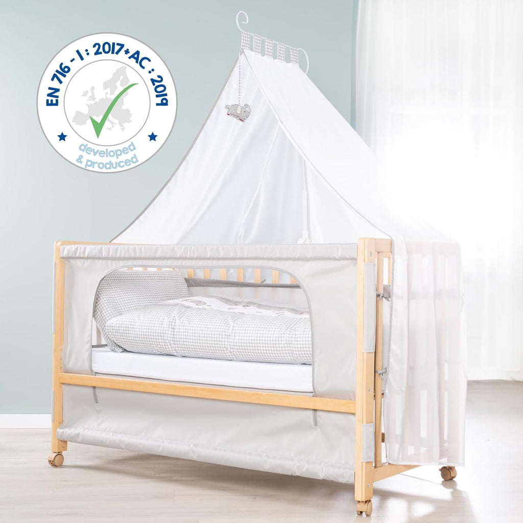 roba Beistellbett 60 x 120 cm - Adam & Eule Room Bed - Babybett zum Anstellen an Elternbett - Inklusive Matratze, Bettwäsche, Himmel - Mobil & Höhenverstellbar - Holz weiß