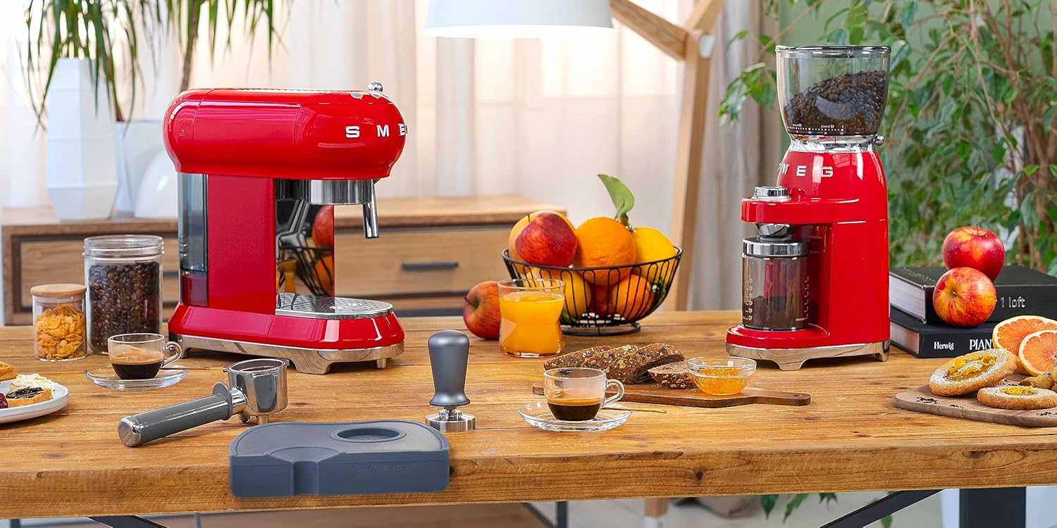 Smeg, ECF01WHEU Macchina da Caffè Espresso Manuale, Sistema Cappuccino, Thermoblock, Alloggiamento Tazze Grandi e Funzione Doppio Caffè, Serbatoio Acqua 1 l, Dimensioni Compatte, 1350W, Bianco