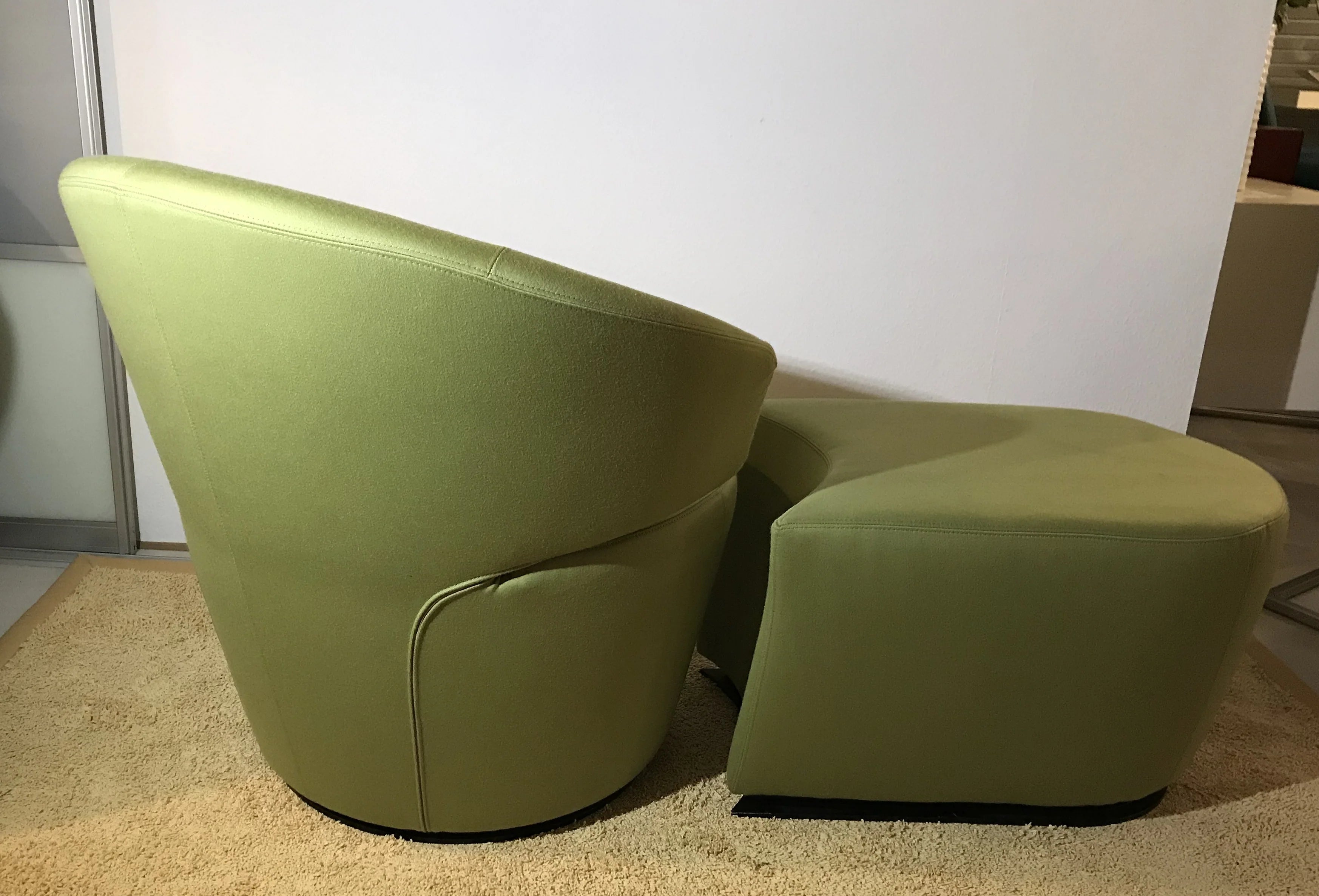 Poltrona girevole di design con poggiapiedi, modello Trick, tessuto verde, di Werther, die Möbelmanufaktur