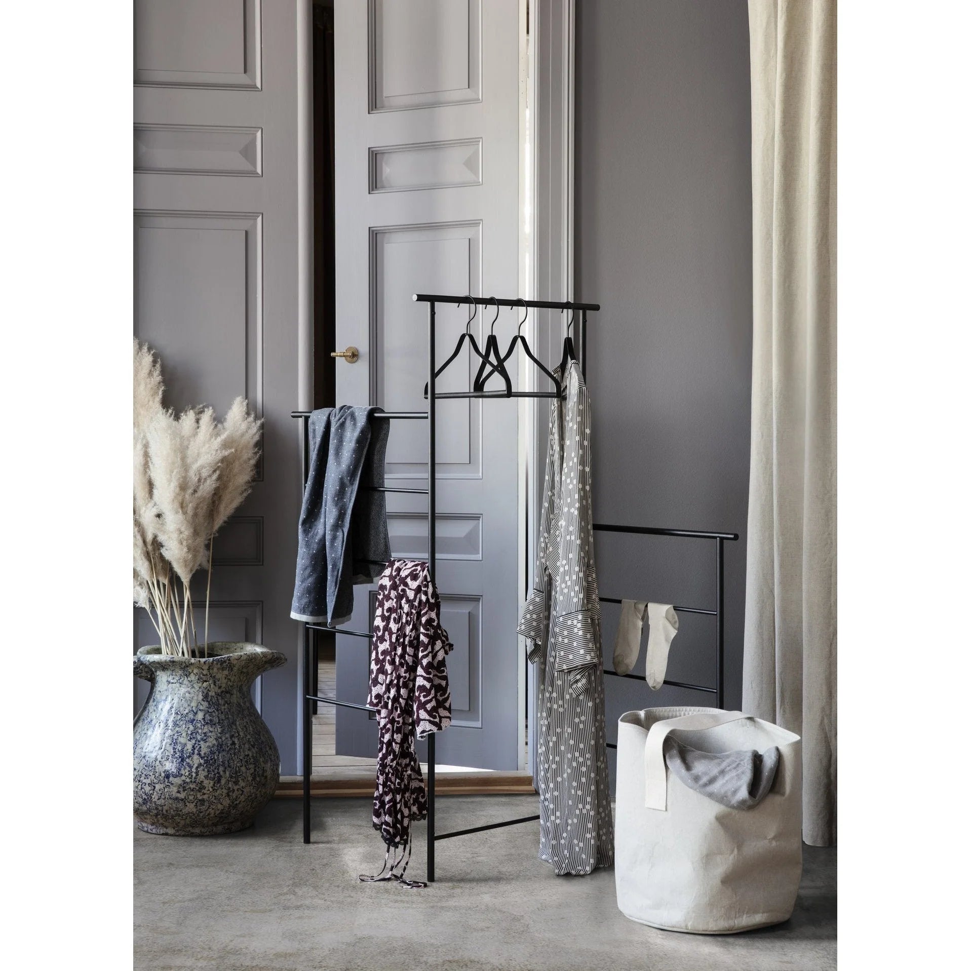 Ferm Living Dora Kleiderstnder, Schwarz