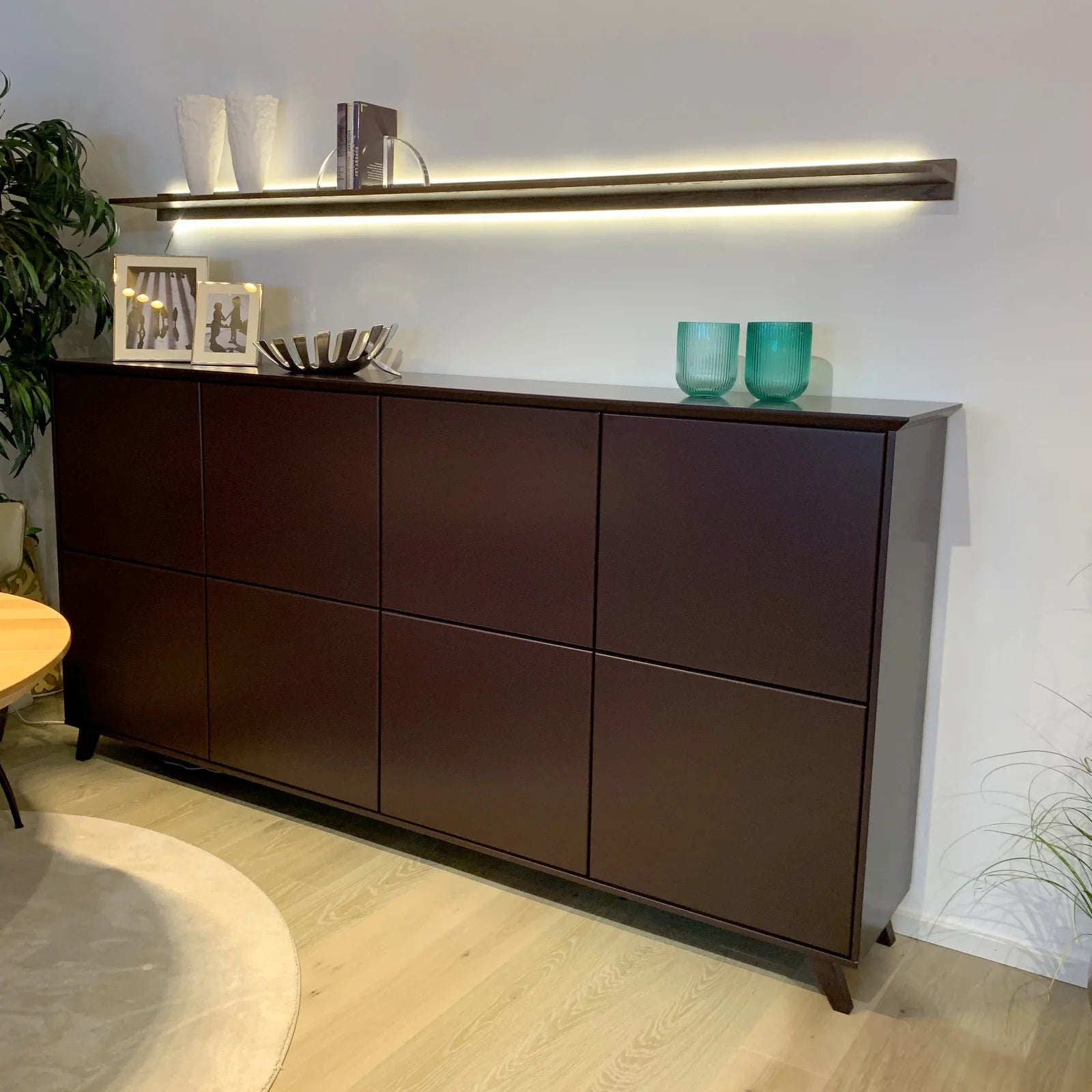 RMW Highboard Deviso Classic auf Füen, B 250 cm Aubergine matt, mit beleuchtetem Refal Eiche Burbon
