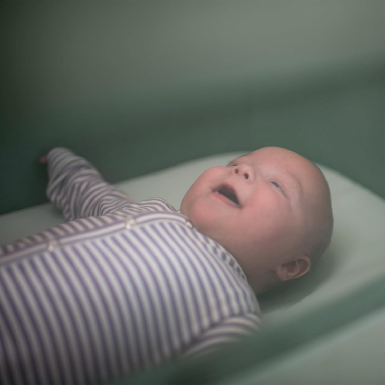 Maxi-Cosi Iora Beistellbett Baby, Faltbares Co-Sleeper, 0–6 Monate, max. 9 kg, 4 Neigungs- und 5 Höhenstufen, Leichtes Schieben, Bequeme Matratze, Großer Korb, Leicht zu Tragen, Essential Grey