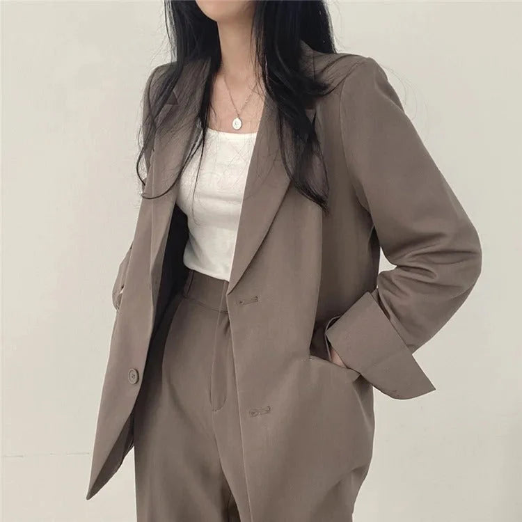 Complesso blazer e pantaloni a sigaretta monocromatico da donna