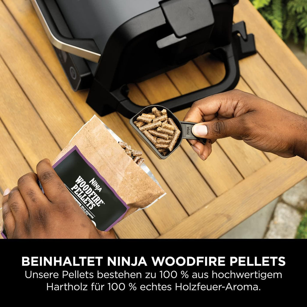 Ninja Woodfire Barbecue Elettrico & Affumicatore & Friggitrice ad Aria, Barbecue da Esterno 7-in-1, Frigge ad Aria, Affumica, Arrostisce, Cuoce al Forno e Altro, Resistente alle Intemperie, Antiaderente, Portatile, Elettrico, Grigio/Nero OG701EU