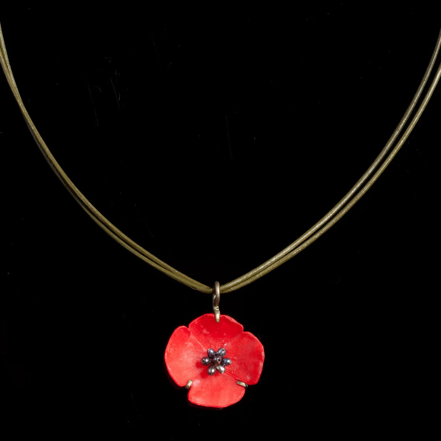 Collana in pelle con ciondolo a papavero