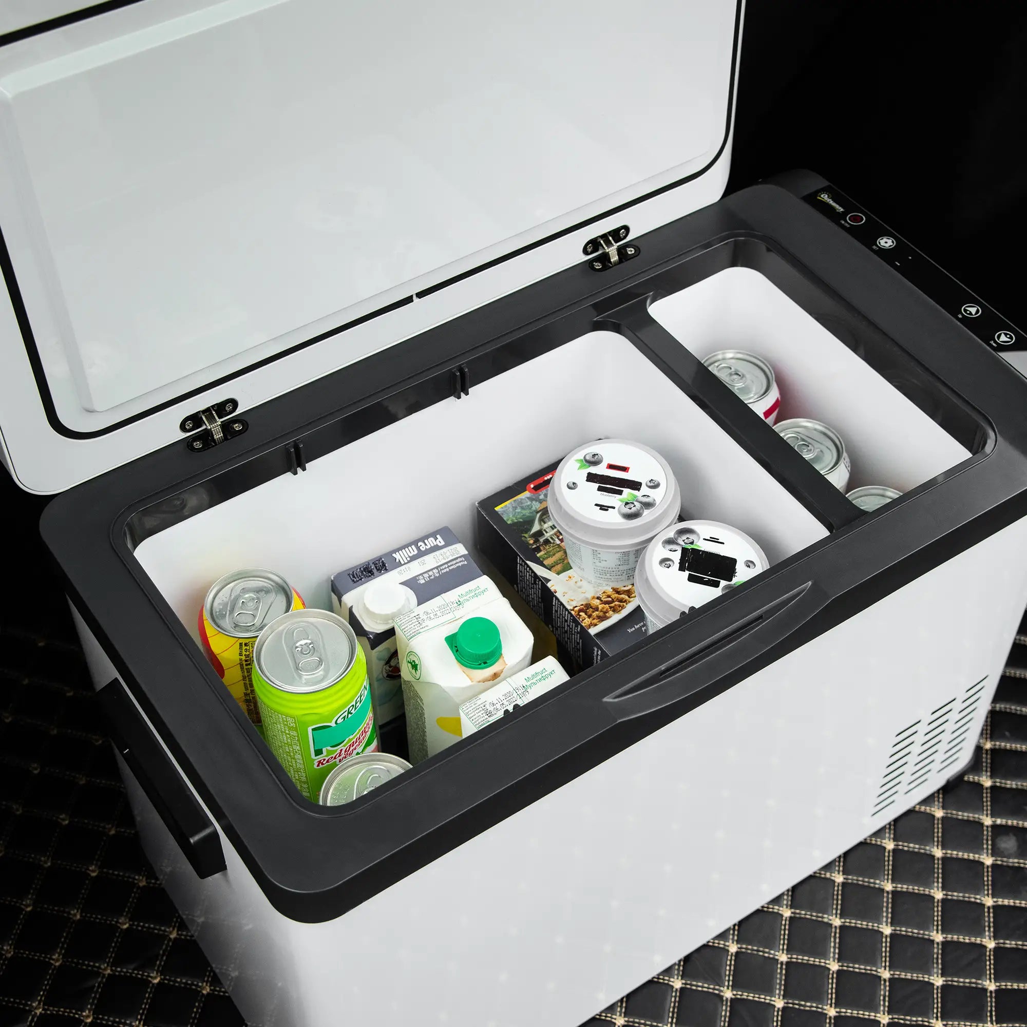 Frigorifero portatile a compressore Outsunny, pannello LCD, protezione della batteria, bianco
