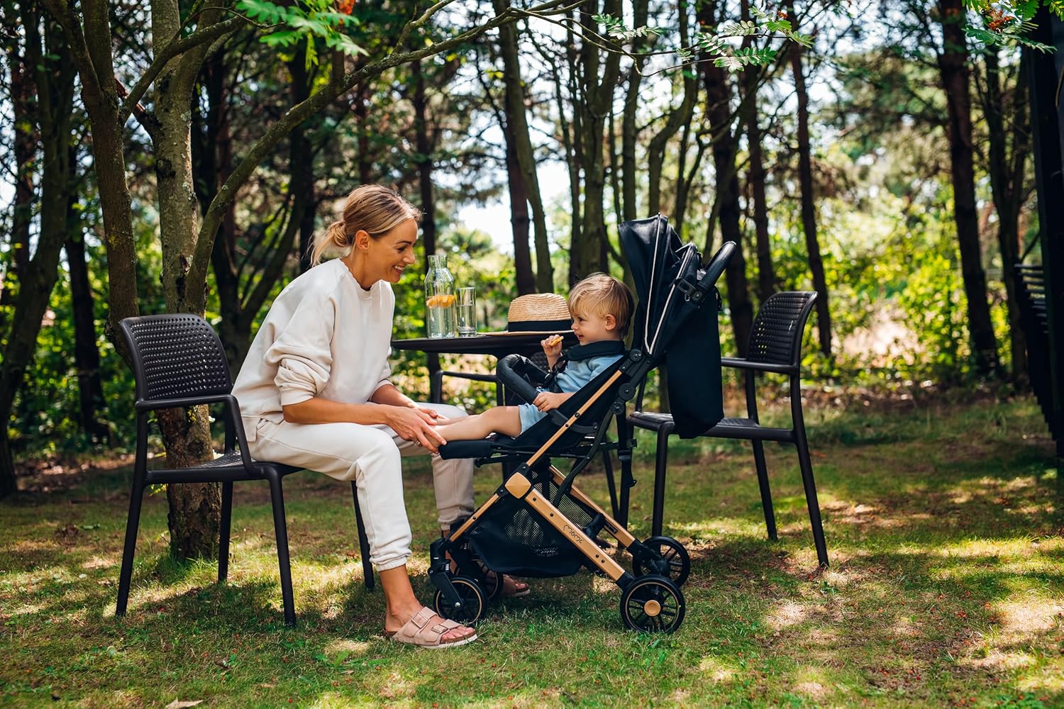 MOMI ESTELLE Kinderwagen für Kinder ab 6 Monat bis zu max körpergewicht von 15 kg, klappbar auf die Maße 65 x 51 x 21 cm, gewicht 7,5 kg, 5-Punkt-Sicherheitsgurt, koffer, grau-gold, Räder 6''/6,5''