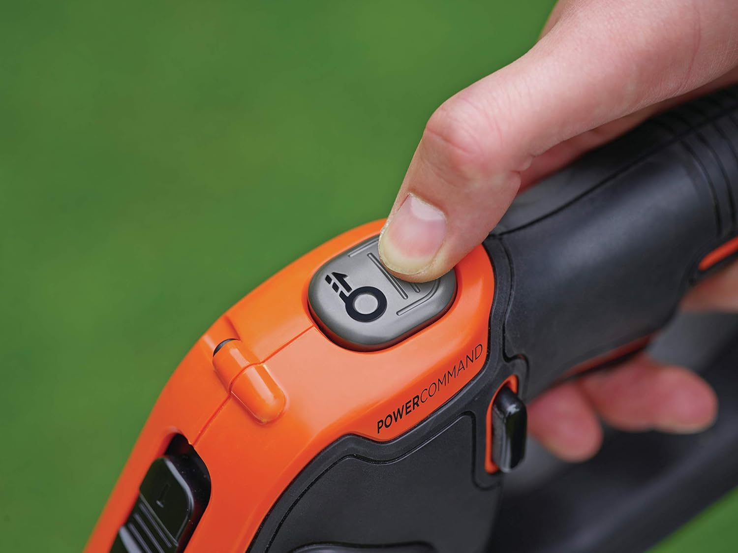 BLACK+DECKER Rasentrimmer mit Akku und Ladegerät Rasenkantenschneider Freischneider mit Fadenverlängerung auf Knopfdruck (18V 2,0Ah, 28 cm Schnittbreite) STC1820EPC