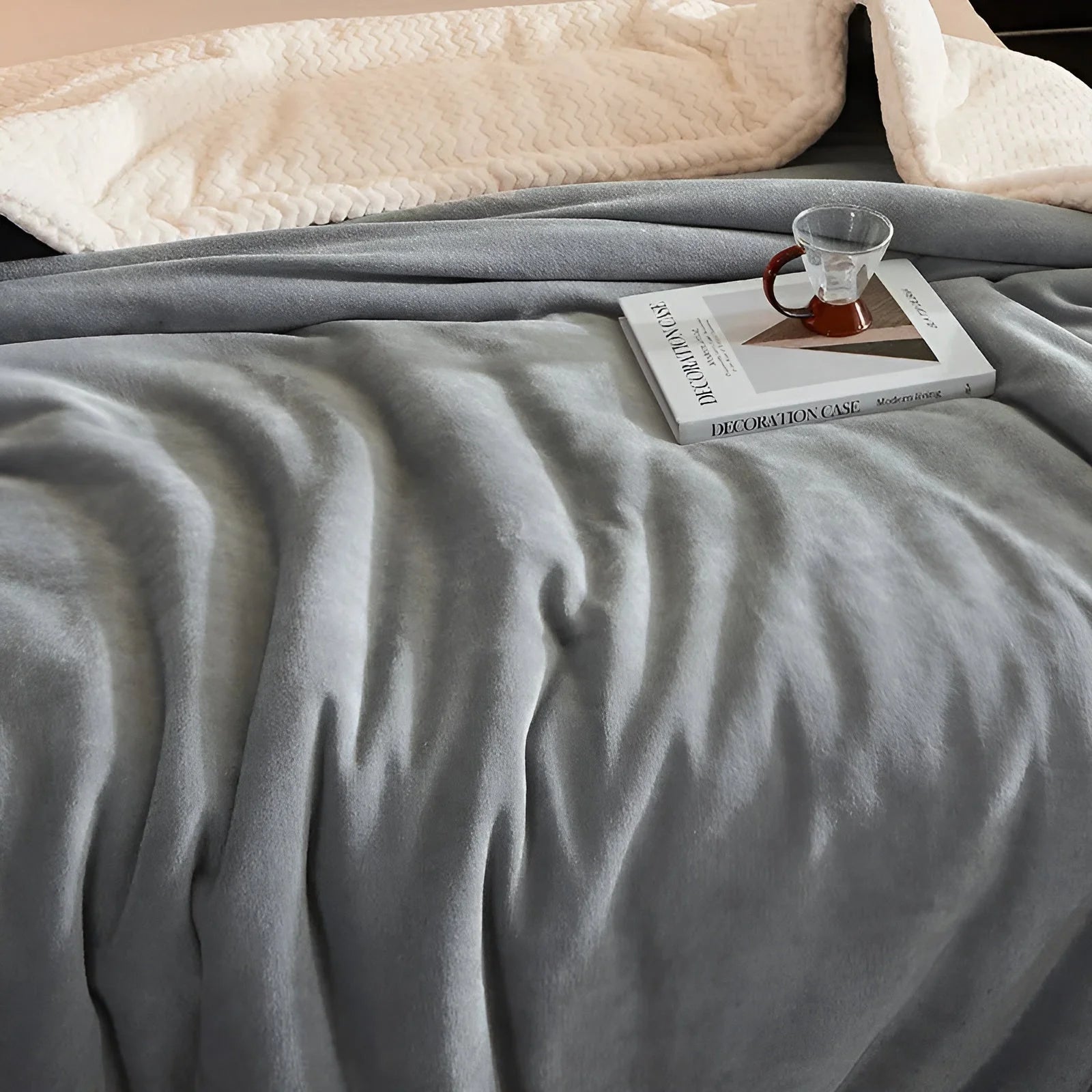 Dreilagige Fleece-Bettdecke ThickPlush“ – Extra weiche, gesteppte Decke für gemütliche Nchte