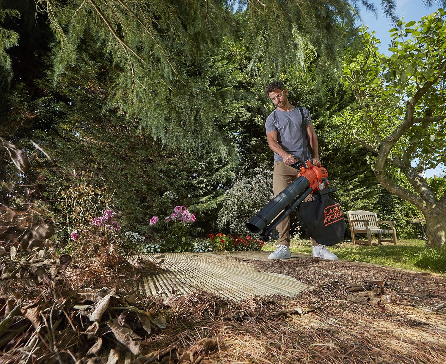 BLACK+DECKER Lausbauger Akku Laubbläser Akku mit Häcksler BCBLV3625L1 (45l Fangsack, bürstenloser Motor, 210 km/h Luftgeschwindigkeit und hohe Saugleistung – 36V, inkl. Akku und Ladegerät)