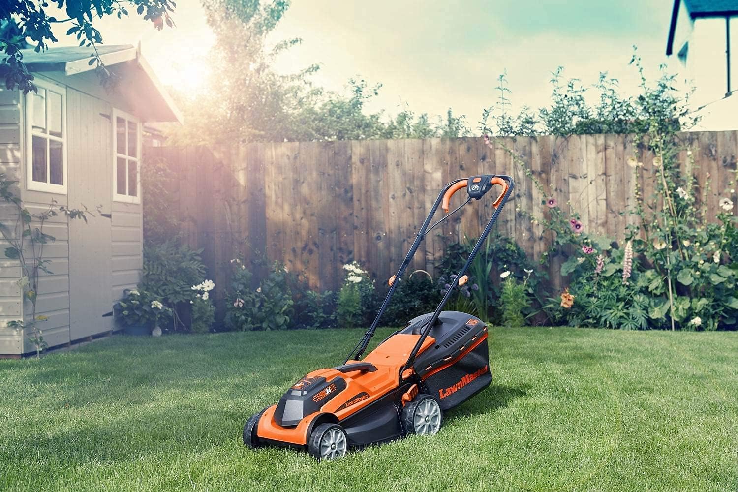 Tagliaerba a batteria LawnMaster CLMF2434G 24V max 2x4.0Ah, 34cm, 300m² pacciamatura 32L, regolazione altezza di taglio a 6 livelli 20-70mm