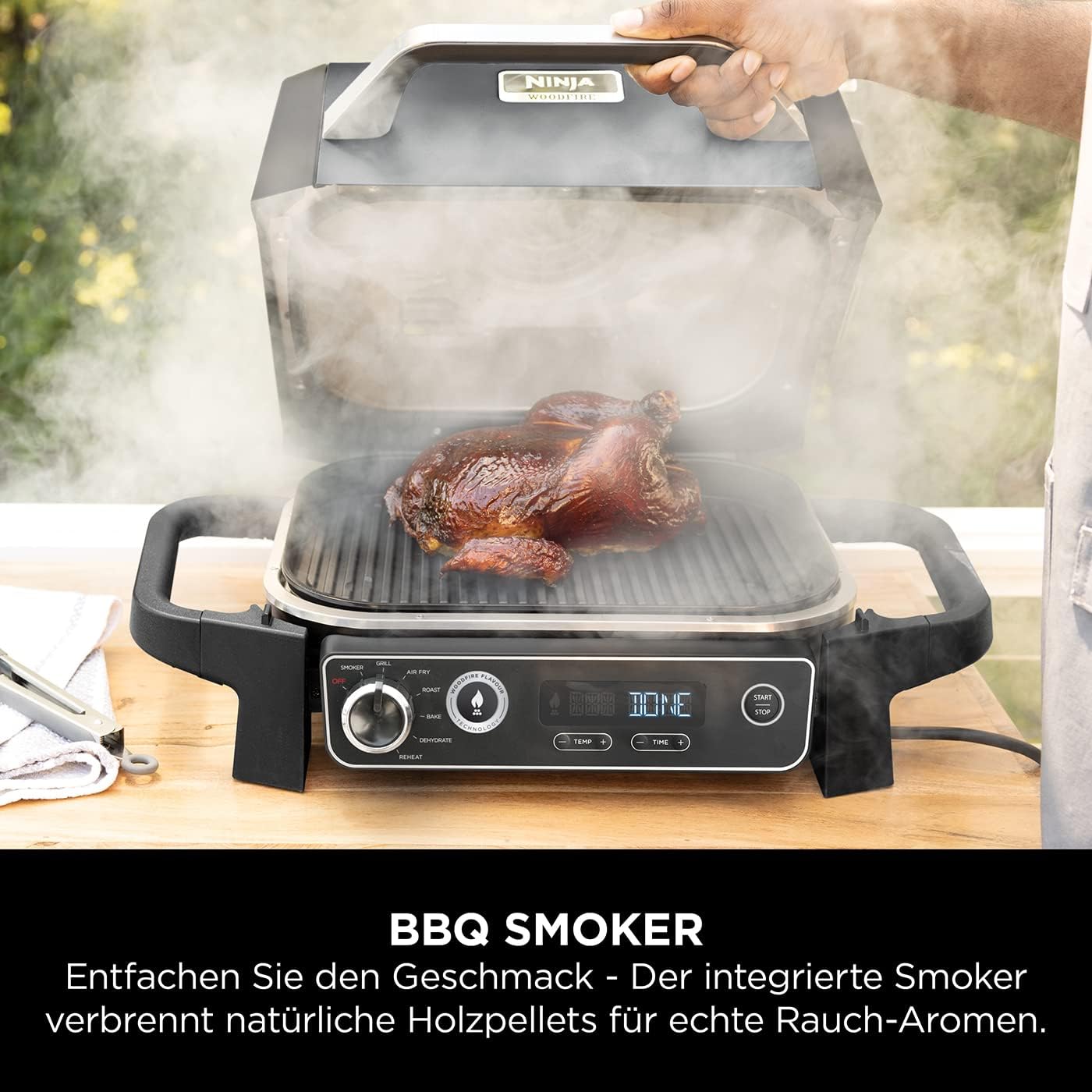 Ninja Woodfire Barbecue Elettrico & Affumicatore & Friggitrice ad Aria, Barbecue da Esterno 7-in-1, Frigge ad Aria, Affumica, Arrostisce, Cuoce al Forno e Altro, Resistente alle Intemperie, Antiaderente, Portatile, Elettrico, Grigio/Nero OG701EU