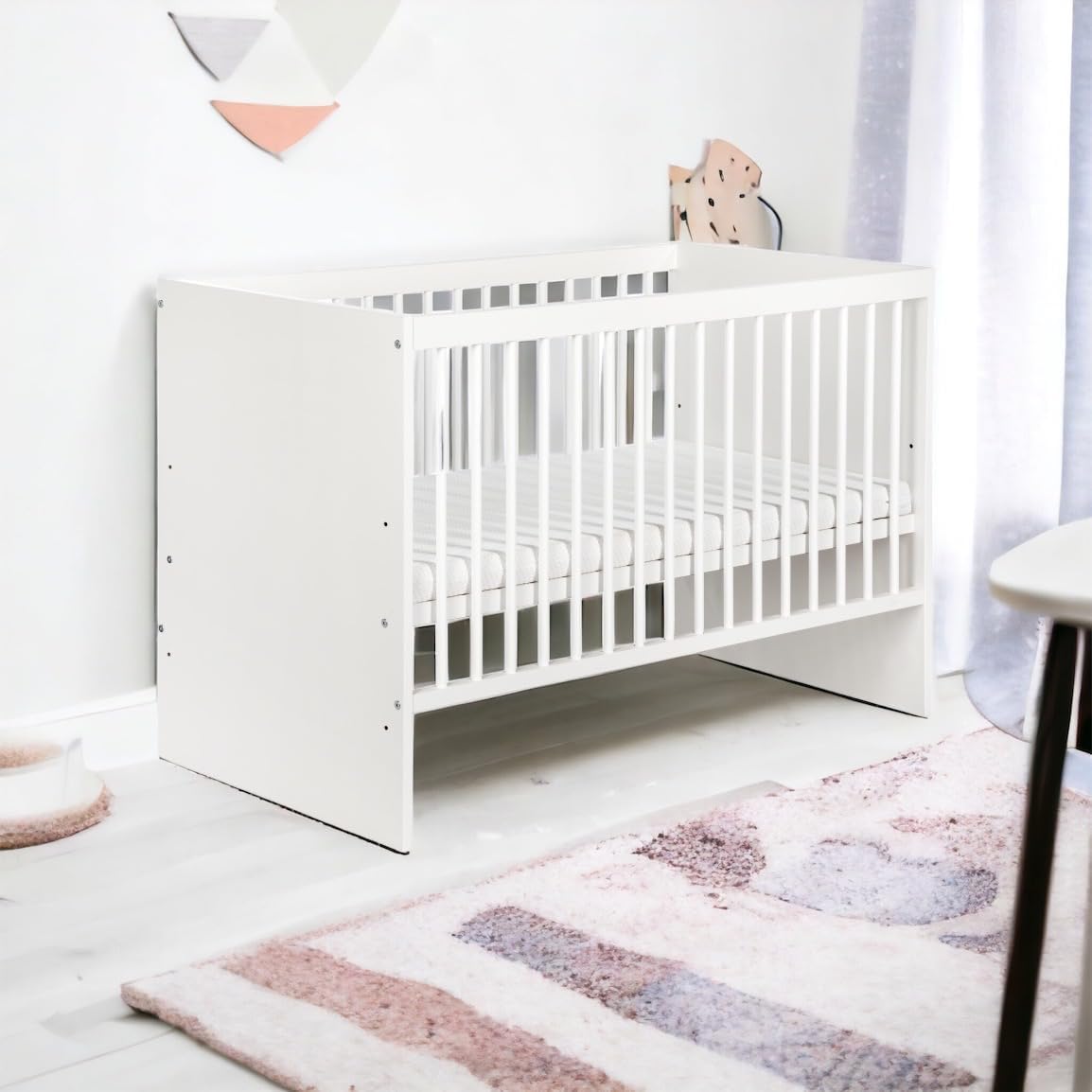 KMbaby Lettino TANY Bianco 120 x 60 cm con Materasso - Lettino per Neonati con Rete a Doghe Regolabile in 3 Altezze - Legno di Pino Verniciato